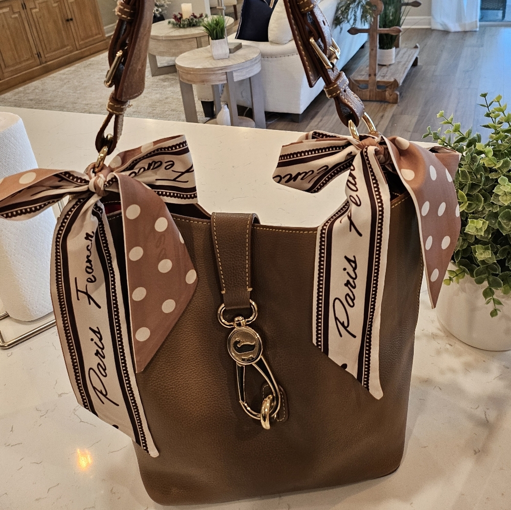 Dooney & Bourke Florentine Logo Lock Shoulder Bag- Excellently pre-loved.